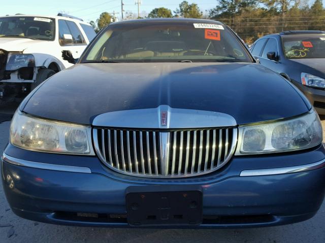 1LNHM82W82Y668488 - 2002 LINCOLN TOWN CAR S GREEN photo 9