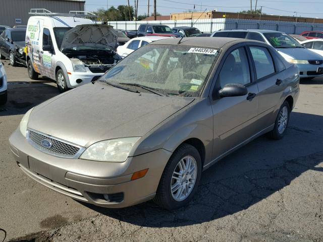 1FAFP34N05W152884 - 2005 FORD FOCUS ZX4 GOLD photo 2