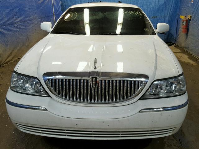 1LNHM81V07Y635985 - 2007 LINCOLN TOWN CAR S WHITE photo 9