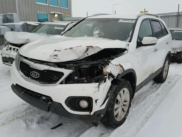 5XYKUDA23BG059271 - 2011 KIA SORENTO EX WHITE photo 2