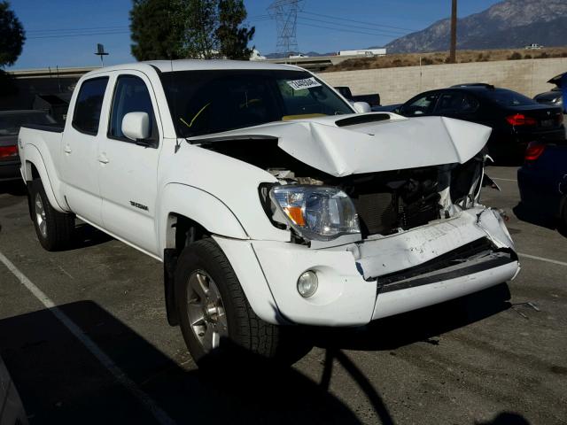 5TEKU72N18Z481001 - 2008 TOYOTA TACOMA DOU WHITE photo 1