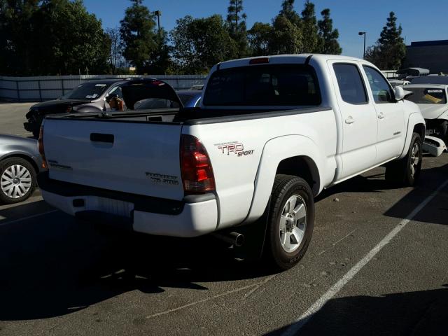 5TEKU72N18Z481001 - 2008 TOYOTA TACOMA DOU WHITE photo 4