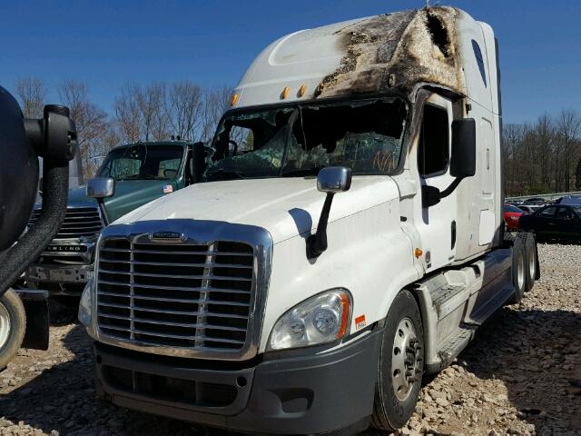 1FUJGLDRXCLBC3034 - 2012 FREIGHTLINER CASCADIA 1 WHITE photo 2