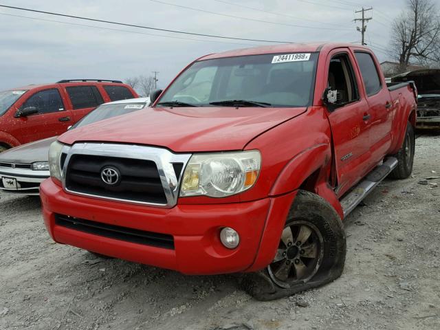 5TEMU52N35Z025798 - 2005 TOYOTA TACOMA DOU RED photo 2