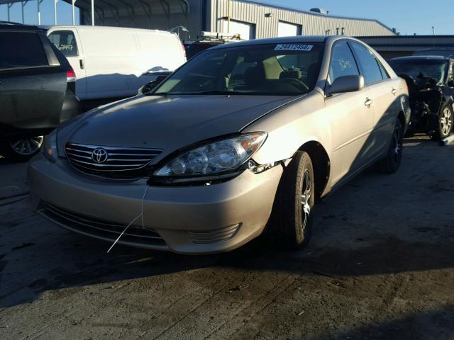 4T1BE32K15U574869 - 2005 TOYOTA CAMRY LE GOLD photo 2