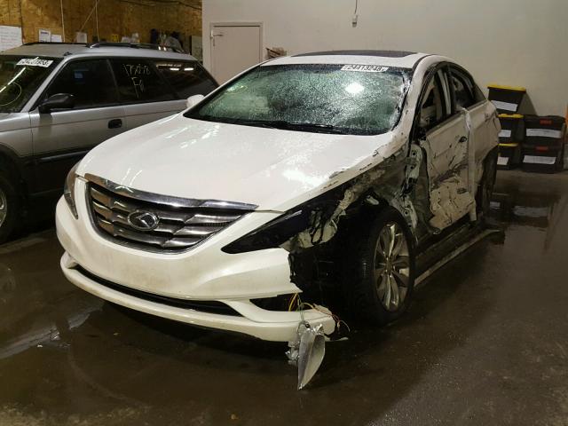 5NPEC4AB2CH348670 - 2012 HYUNDAI SONATA SE WHITE photo 2