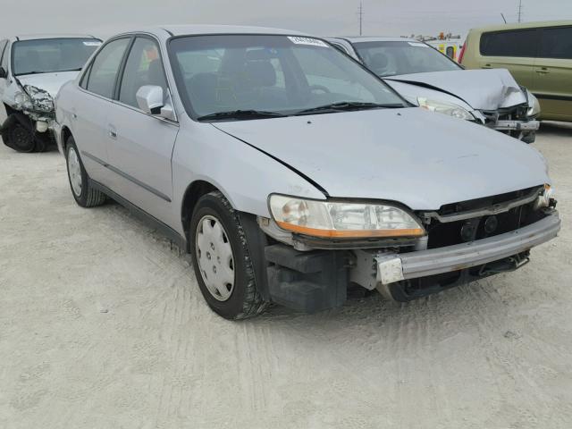 1HGCG5546YA110852 - 2000 HONDA ACCORD LX SILVER photo 1