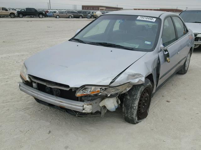 1HGCG5546YA110852 - 2000 HONDA ACCORD LX SILVER photo 2