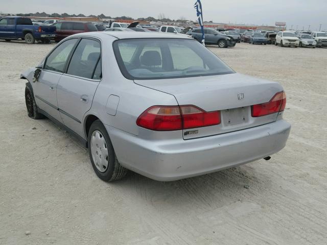 1HGCG5546YA110852 - 2000 HONDA ACCORD LX SILVER photo 3