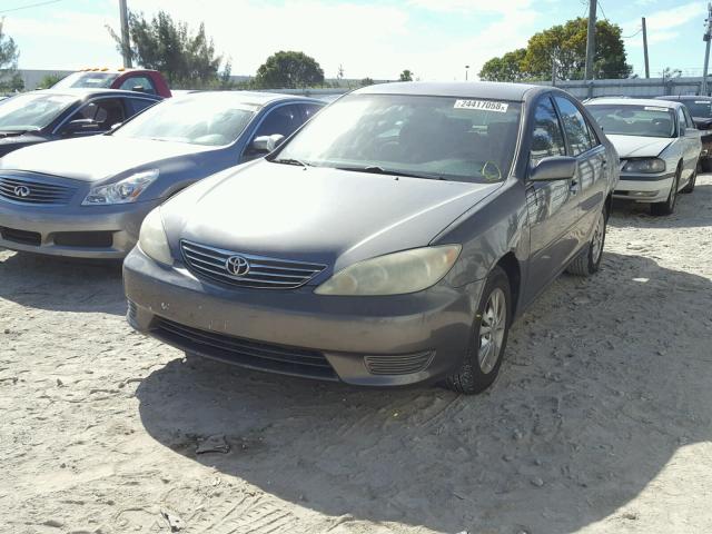 4T1BF32KX5U590050 - 2005 TOYOTA CAMRY LE GRAY photo 2