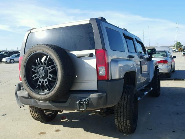 5GTDN136X68125714 - 2006 HUMMER H3 SILVER photo 4