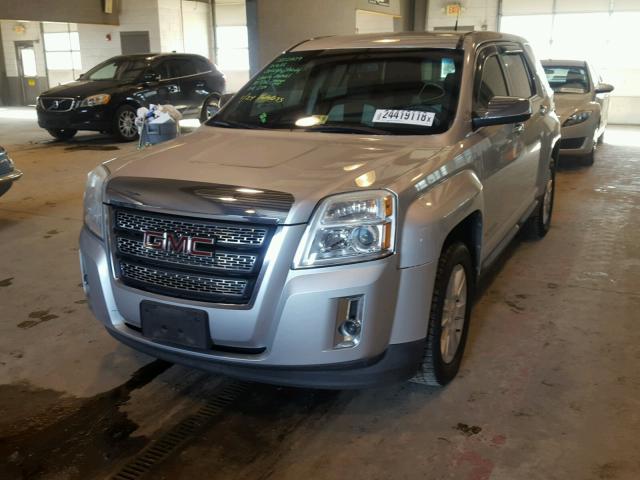 2CTALMEC7B6414977 - 2011 GMC TERRAIN SL SILVER photo 2