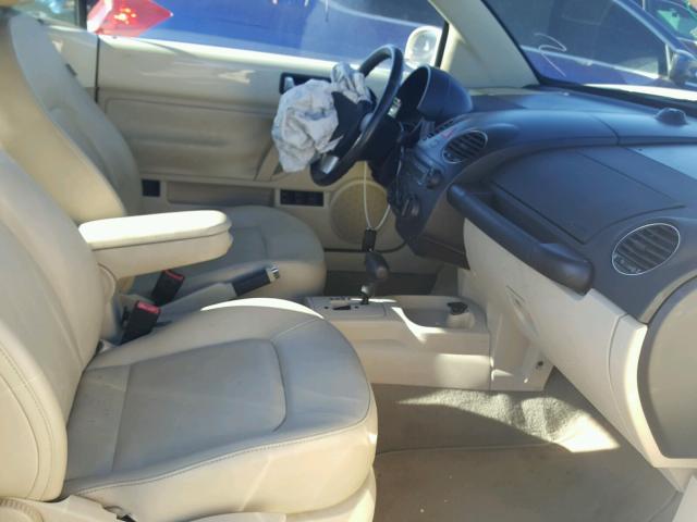 3VWRF31Y08M403252 - 2008 VOLKSWAGEN NEW BEETLE 棕色 照片 5