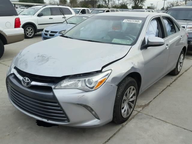 4T4BF1FK9FR472304 - 2015 TOYOTA CAMRY LE SILVER photo 2