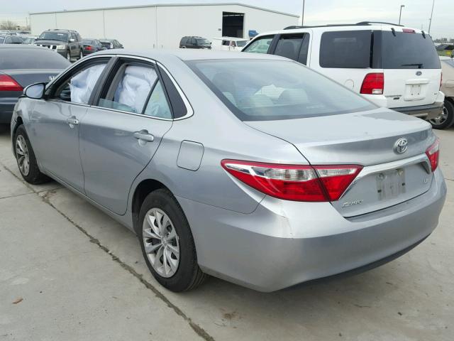 4T4BF1FK9FR472304 - 2015 TOYOTA CAMRY LE SILVER photo 3