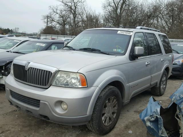 5LMFU28R33LJ49737 - 2003 LINCOLN NAVIGATOR SILVER photo 2