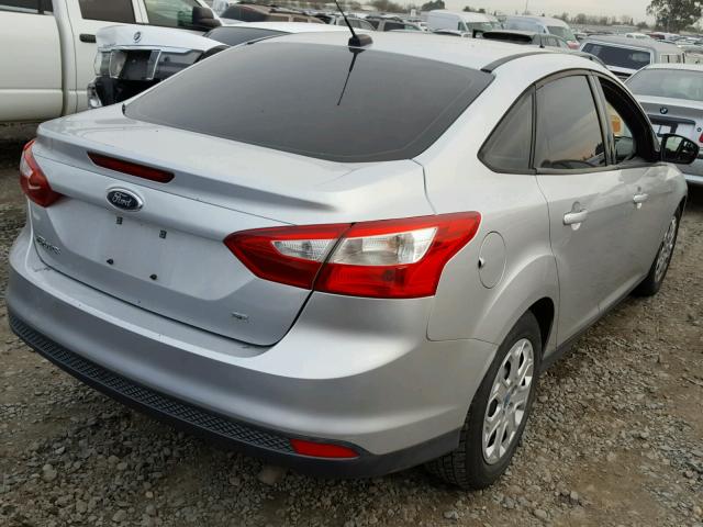 1FAHP3F20CL217646 - 2012 FORD FOCUS SE SILVER photo 4