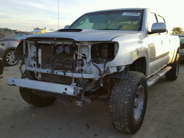 5TEMU52N67Z325726 - 2007 TOYOTA TACOMA DOU SILVER photo 2