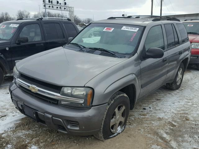 1GNDT13S352317253 - 2005 CHEVROLET TRAILBLAZE GRAY photo 2