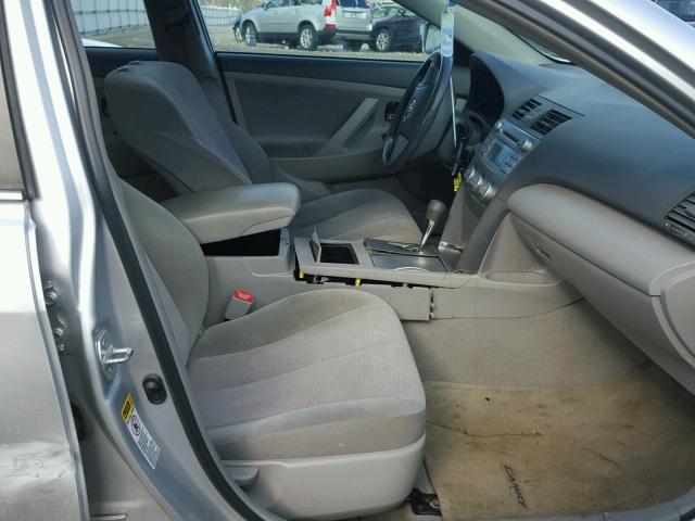 4T4BF3EK7AR011317 - 2010 TOYOTA CAMRY BASE SILVER photo 5