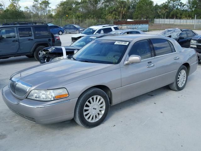 1LNHM81WX3Y628500 - 2003 LINCOLN TOWN CAR E BEIGE photo 2