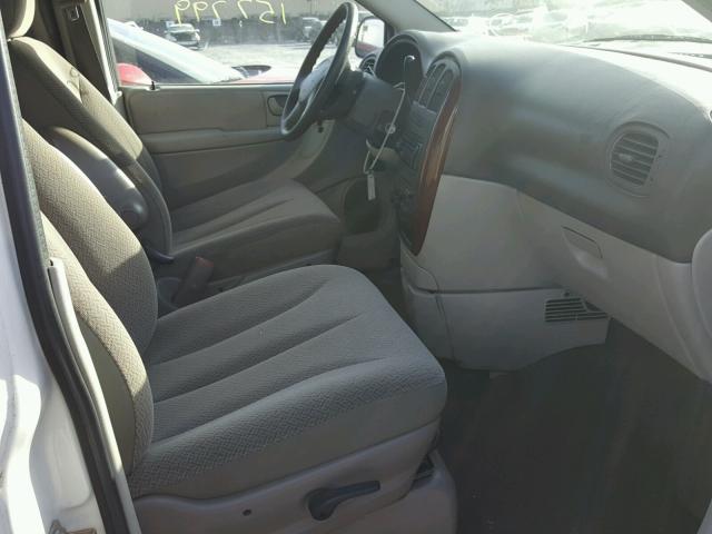 1A4GP45R16B747168 - 2006 CHRYSLER TOWN & COU WHITE photo 5