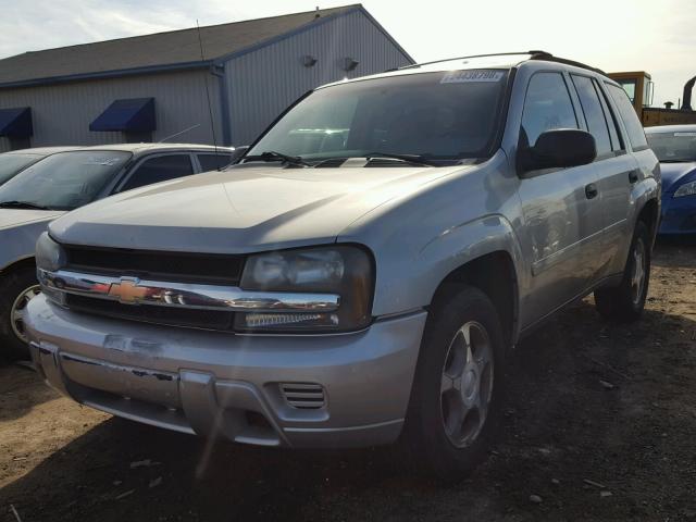 1GNDT13S572187821 - 2007 CHEVROLET TRAILBLAZE SILVER photo 2