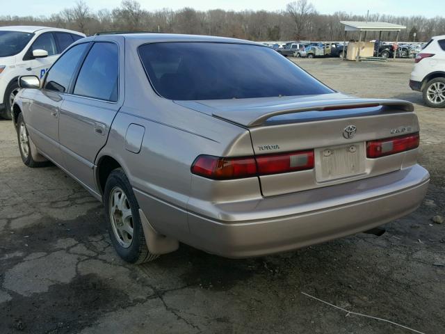 JT2BG22K4W0101476 - 1998 TOYOTA CAMRY CE TAN photo 3