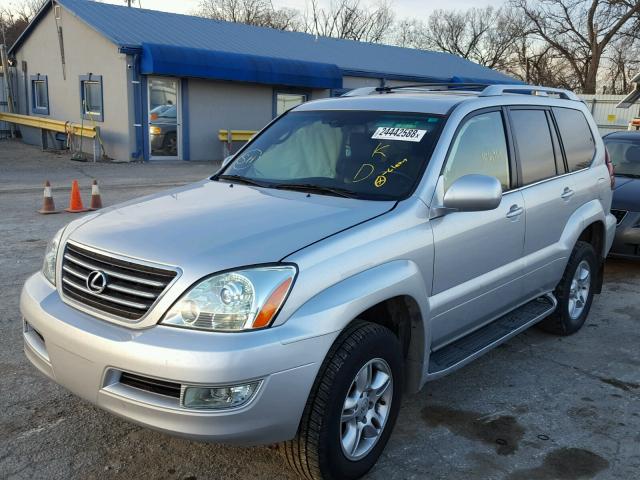 JTJBT20X670135628 - 2007 LEXUS GX 470 SILVER photo 2