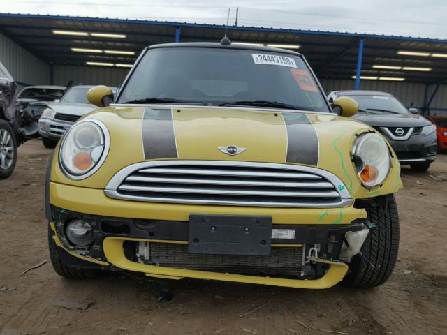 WMWMR33569TJ93828 - 2009 MINI COOPER YELLOW photo 9