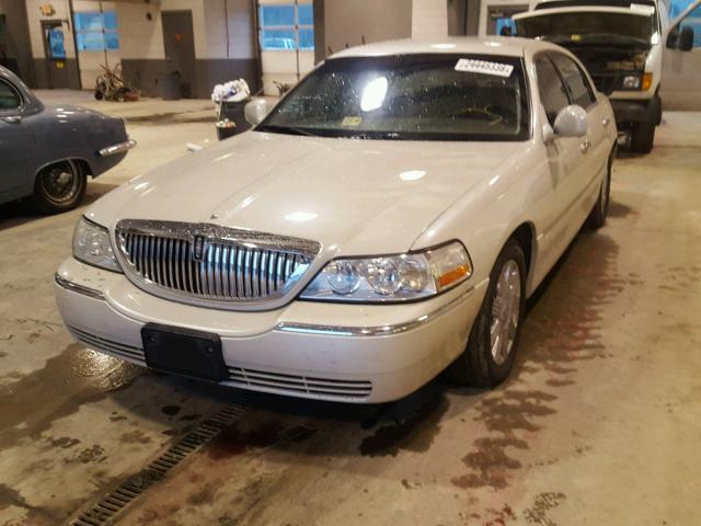 1LNHM83W64Y661248 - 2004 LINCOLN TOWN CAR U WHITE photo 2