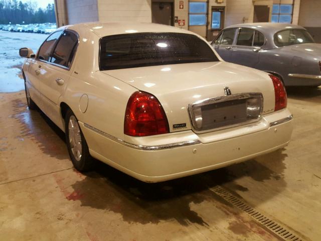 1LNHM83W64Y661248 - 2004 LINCOLN TOWN CAR U WHITE photo 3