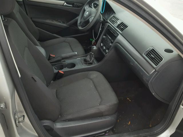 1VWAP7A32CC018288 - 2012 VOLKSWAGEN PASSAT S رمادي صورة 5