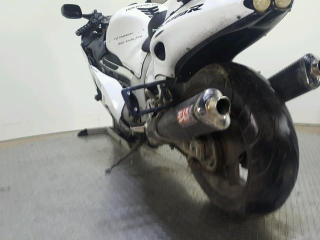 JS1GW71A162114464 - 2006 SUZUKI GSX1300 R WHITE photo 14