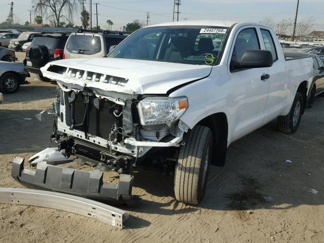 5TFRM5F17FX093916 - 2015 TOYOTA TUNDRA DOU WHITE photo 2