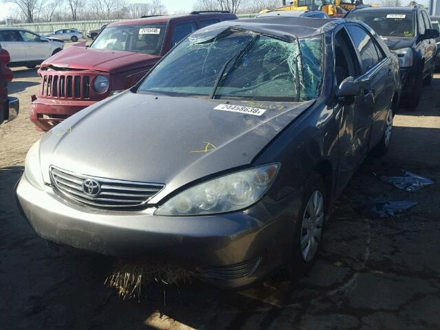 4T1BE32K15U573043 - 2005 TOYOTA CAMRY LE GRAY photo 2