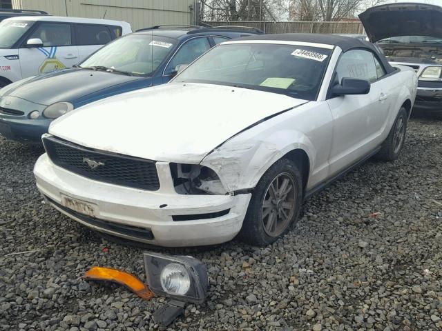 1ZVFT84NX75196593 - 2007 FORD MUSTANG WHITE photo 2