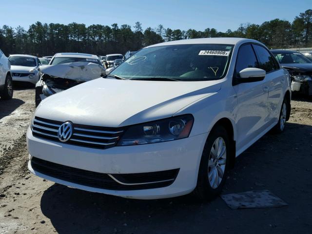 1VWAS7A33FC013992 - 2015 VOLKSWAGEN PASSAT S WHITE photo 2