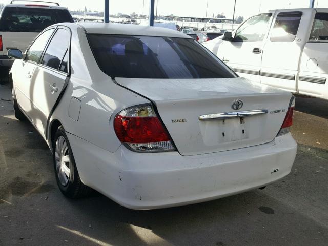4T1BE32K55U544077 - 2005 TOYOTA CAMRY LE WHITE photo 3