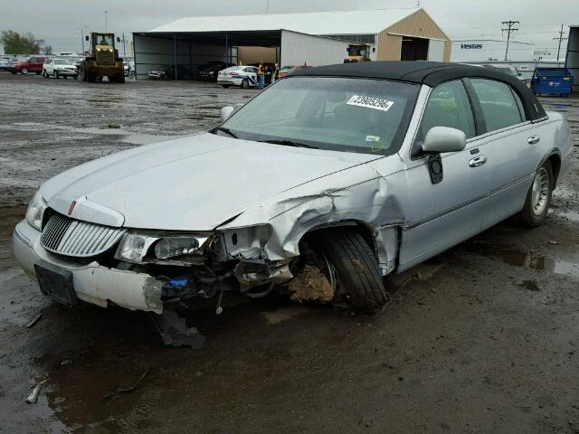 1LNHM81W12Y633843 - 2002 LINCOLN TOWN CAR E SILVER photo 2