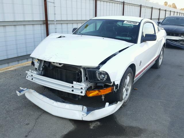 1ZVHT80NX85117164 - 2008 FORD MUSTANG WHITE photo 2