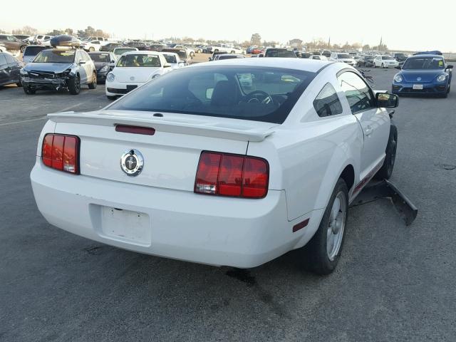 1ZVHT80NX85117164 - 2008 FORD MUSTANG WHITE photo 4