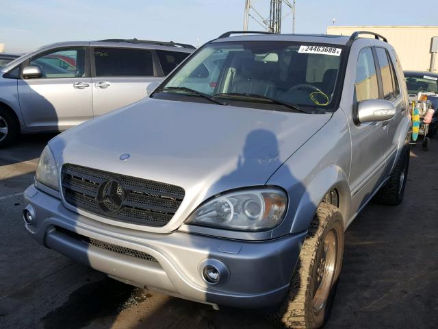 4JGAB57E14A468490 - 2004 MERCEDES-BENZ ML350 SILVER photo 2