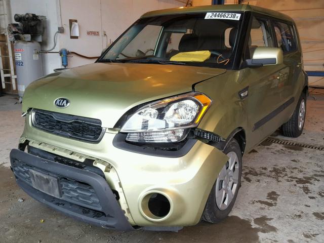 KNDJT2A58D7629598 - 2013 KIA SOUL GREEN photo 2