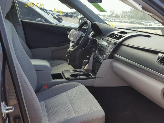 4T1BF1FK0CU623200 - 2012 TOYOTA CAMRY BASE GRAY photo 5