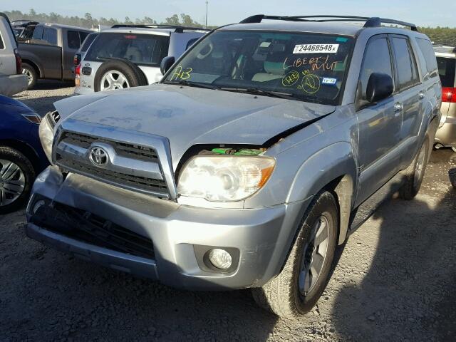 JTEZU14R668060557 - 2006 TOYOTA 4RUNNER SR SILVER photo 2