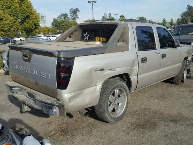 3GNEC12Z75G137316 - 2005 CHEVROLET AVALANCHE SILVER photo 4