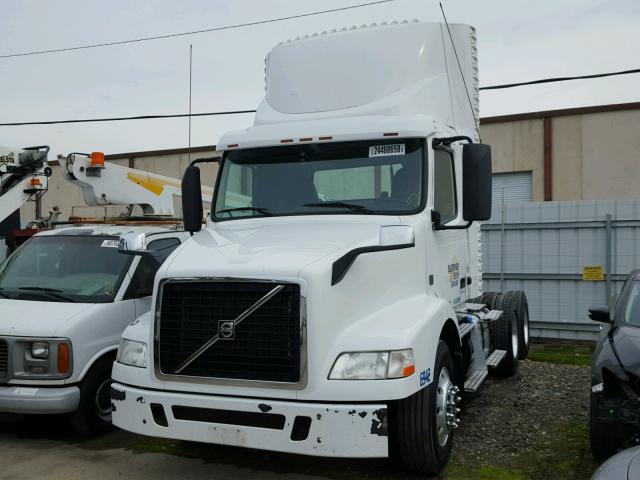 4V4MC9DG4DN136942 - 2013 VOLVO VN VNM WHITE photo 2