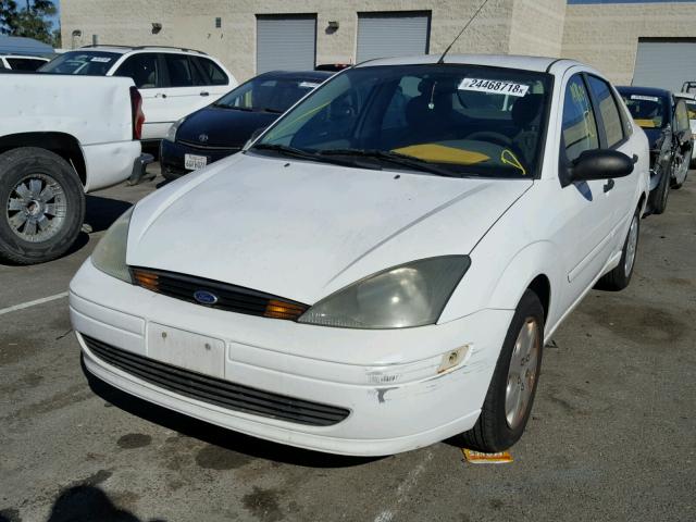 1FAFP34ZX4W140369 - 2004 FORD FOCUS SE C WHITE photo 2