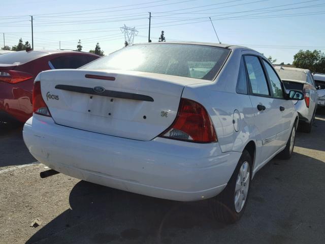 1FAFP34ZX4W140369 - 2004 FORD FOCUS SE C WHITE photo 4